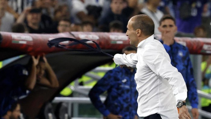 ROME, ITALY, MAY 15: Massimiliano Allegri, head coach of Juventus, throws away his tie after receiving a red card during the Italian Cup final football match between Atalanta and Juventus at Rome Olympic Stadium, Italy, on May 15, 2024. (Photo by Riccardo De Luca/Anadolu via Getty Images)