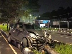 Hilang Kendali, Mobil Tabrak Pohon di Bogor hingga Sopir Luka-luka