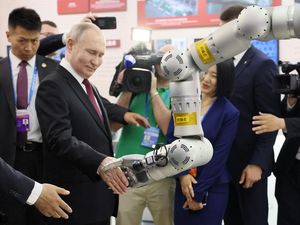 Ketika Putin Bersalaman dengan Robot di China