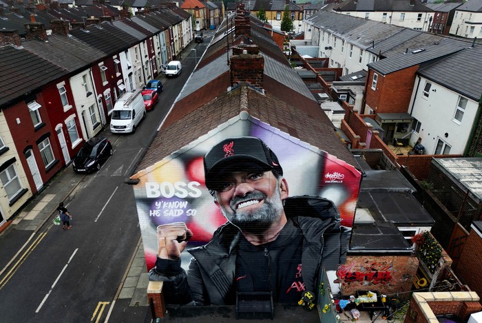 Mural Juergen Klopp Hiasi Sekitar Anfield Jelang Perpisahan A person takes a picture of a Juergen Klopp mural before his final match as Liverpool manager, Liverpool, Britain, May 16, 2024. REUTERS/Carl Recine