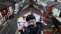 Pemandangan drone menunjukkan mural Juergen Klopp di sisi sebuah rumah dekat Anfield sebelum pertandingan terakhir Juergen Klopp sebagai manajer Liverpool. Klopp datang ke Liverpool pada 8 Oktober 2015. Dia menggantikan Brendan Rodgers, sebanyak 490 laga sudah dilewati oleh Klopp dengan Si Merah sejak itu.