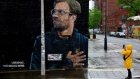 Seseorang mengambil foto mural Klopp dengan kamera ponsel. Setelah satu windu di Liverpool, Klopp pun memutuskan untuk hengkang. Pada 26 Januari 2024, dia mengumumkan keputusan meninggalkan Si Merah.