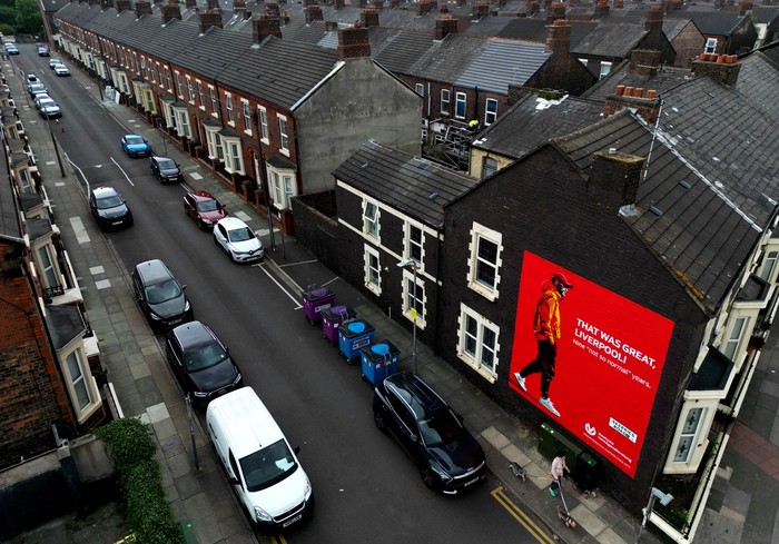 Mural Juergen Klopp Hiasi Sekitar Anfield Jelang Perpisahan A person takes a picture of a Juergen Klopp mural before his final match as Liverpool manager, Liverpool, Britain, May 16, 2024. REUTERS/Carl Recine