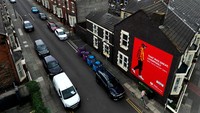 Mural Klopp juga terlihat di blok permukiman lainnya. Beragam gelar sudah dimenangi oleh Klopp bersama Liverpool. Liga Inggris, Piala FA, Piala Liga Inggris, Liga Champions, Piala Super Eropa, dan Piala Dunia Antarklub sudah berhasil dijuarai Liverpool bersama Klopp. Koleksi gelar Klopp dengan klub Merseyside sudah lengkap.