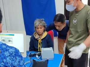 Ada yang Kenal? Nenek Ini Ditemukan Ngorek Sampah di Kantor Bupati Gunungkidul Ada yang Kenal? Nenek Ini Ditemukan Ngorek Sampah di Kantor Bupati Gunungkidul