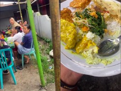 Ngakak! Ngeluh Jalan Sempit karena Hajatan, Pria Ini Berakhir Dapat Makan