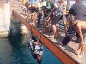 Hendak Pulang dari Bali, Pemotor Perempuan Tercebur di Pelabuhan Ketapang Hendak Pulang dari Bali, Pemotor Perempuan Tercebur di Pelabuhan Ketapang
