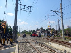 Viral Pria Atur Lalin dari Atas Tiang di Perlintasan KA Mayang Sukoharjo