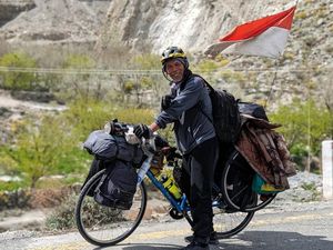 10 Potret Perjalanan Pesepeda Jakarta yang Gowes ke Makkah 10 Potret Perjalanan Pesepeda Jakarta yang Gowes ke Makkah