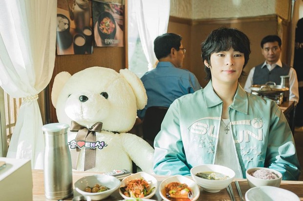 Potret karakter Kim Tae Sung dalam drama 'Lovely Runner'/ Foto: instagram.com/songgeonhee Potret karakter Kim Tae Sung dalam drama 'Lovely Runner'