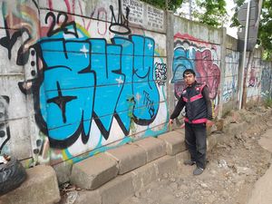 Satpol PP Bongkar Lapak Tambal Ban Diduga Sebar Ranjau Paku di Cawang Satpol PP Bongkar Lapak Tambal Ban Diduga Sebar Ranjau Paku di Cawang