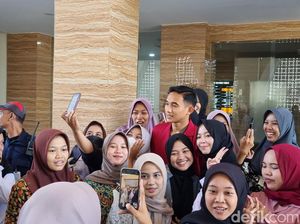 Datang ke Kampus, Rizky Ridho Jadi Sasaran Swafoto Mahasiswi dan Dosen Datang ke Kampus, Rizky Ridho Jadi Sasaran Swafoto Mahasiswi dan Dosen