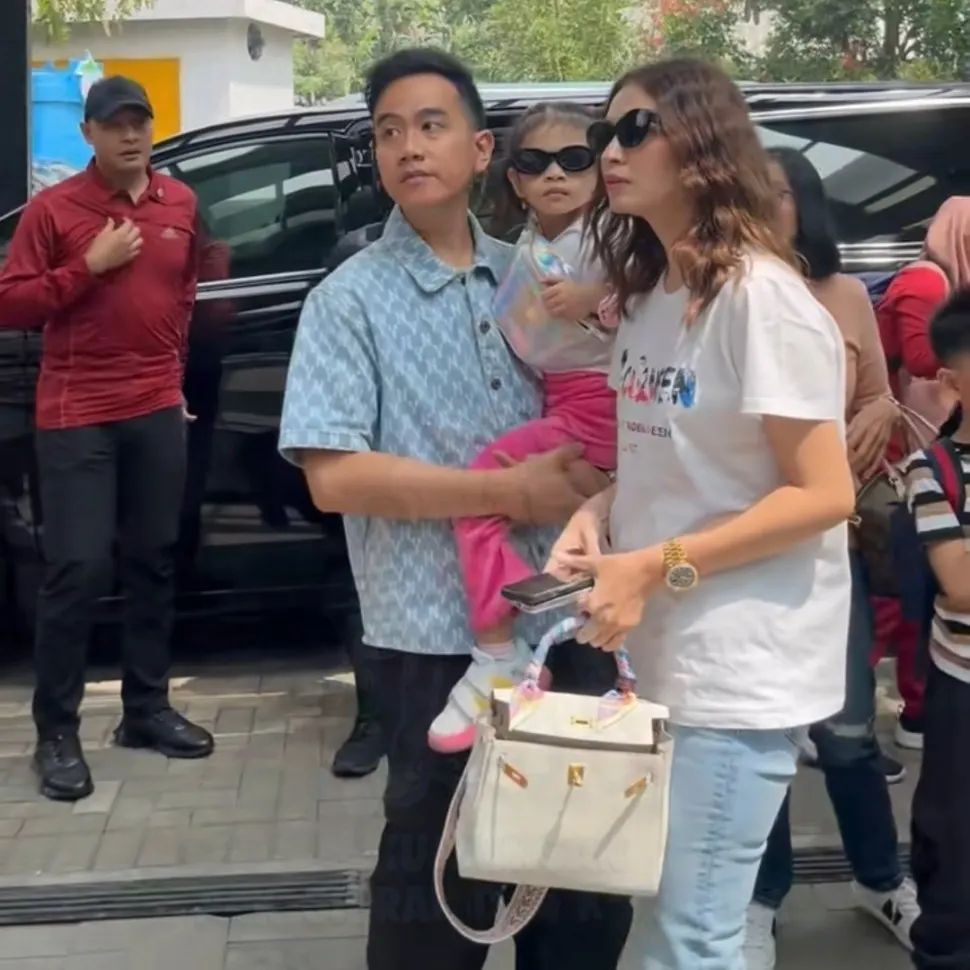 Gaya Selvi Ananda tenteng tas mewah