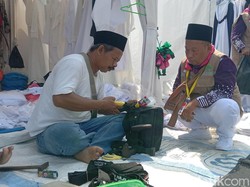 Kesetiaan Slamet Bantu Jemaah Haji Lewat Jasa Servis Koper
