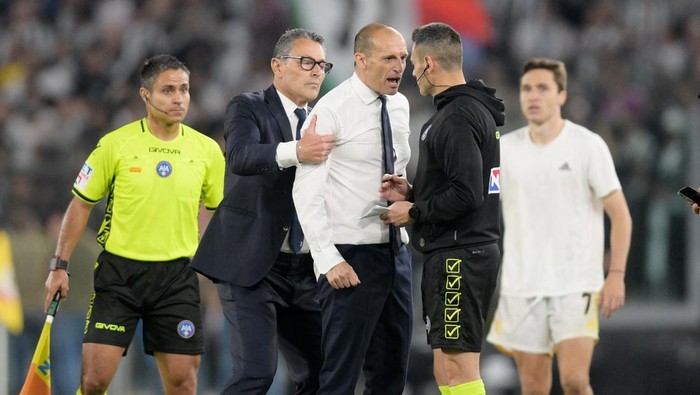 SOCCER-ITALY-ATT-JUV/REPORT Soccer Football - Coppa Italia - Final - Atalanta v Juventus - Stadio Olimpico, Rome, Italy - May 15, 2024 Juventus coach Massimiliano Allegri remonstrates with referee assistant after he is shown a red card by referee Fabio Maresca REUTERS/Daniele Mascolo