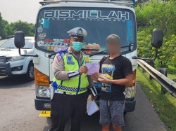 Momen Polisi Kejar Sopir Truk yang Ugal-ugalan di Tol Jatiasih Bekasi
