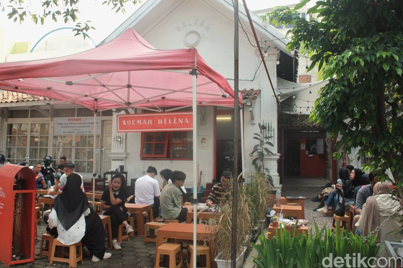 Suasana sarapan di Roemah Helena Bandung