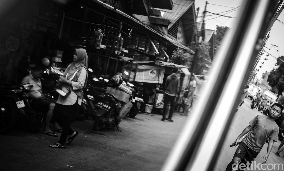 Pasar Loak Kebayoran Lama berada tepat di bawah jembatan layang dan JPO penghubung Stasiun ke TransJakarta.