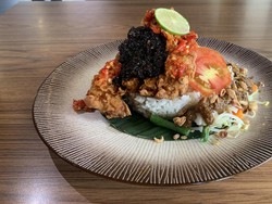 Anniversary Ke-7, Yello Hotel Manggarai Adakan CSR-Menu Baru Peron Sky Cafe