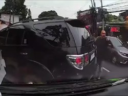 Heboh Fortuner Halangi Ambulans Lewat di Depok, Pahami Aturannya