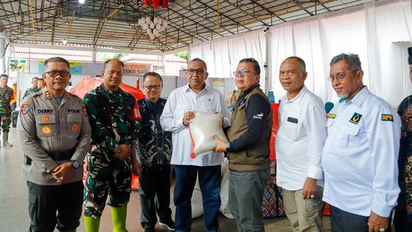 Wamenaker Serahkan Bantuan untuk Korban Banjir Lahar Dingin Sumbar
