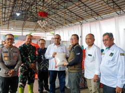 Wamenaker Serahkan Bantuan untuk Korban Banjir Lahar Dingin Sumbar