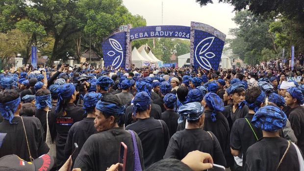 Warga Jabodetabek antusias ikut iring-iringan Seba Baduy di Rangkasbitung, Lebak, Banten