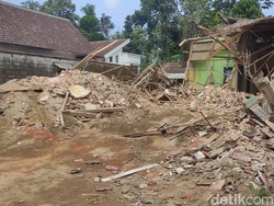 Perkara Warisan Bikin Pria Ini Robohkan Rumah Ibunya Pakai Bulldozer