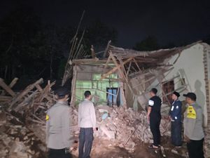 Heboh Anak di Malang Robohkan Rumah Ibu Kandung, Begini Penjelasan Polisi Heboh Anak di Malang Robohkan Rumah Ibu Kandung, Begini Penjelasan Polisi