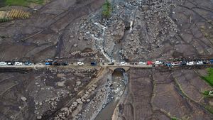 Potret Antrean Kendaraan di Jalan Terdampak Banjir Bandang Marapi
