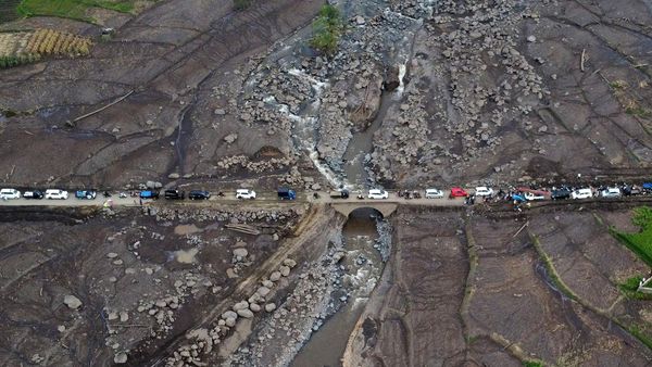 Potret Antrean Kendaraan di Jalan Terdampak Banjir Bandang Marapi