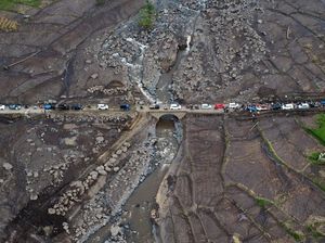 Potret Antrean Kendaraan di Jalan Terdampak Banjir Bandang Marapi Potret Antrean Kendaraan di Jalan Terdampak Banjir Bandang Marapi