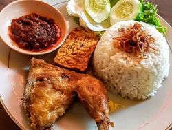 10 Tempat Kuliner Dekat Stasiun Jatinegara, Bakmi hingga Ayam Goreng