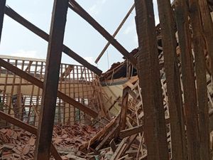 Kagetnya Siswa SMP di Ciamis Saat Atap Lab Tiba-tiba Ambruk