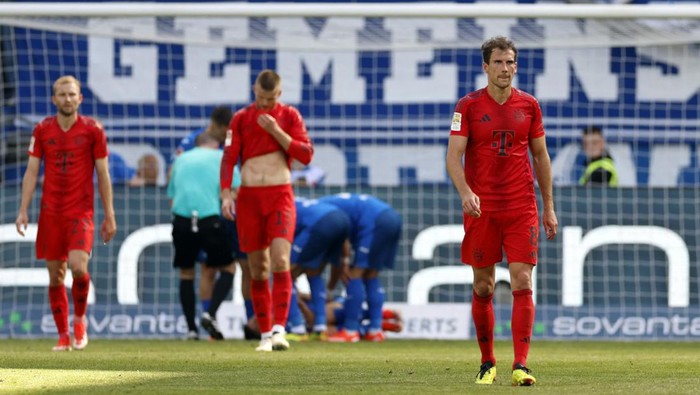 Soccer Football - Bundesliga - TSG 1899 Hoffenheim v Bayern Munich - PreZero Arena, Sinsheim, Germany - May 18, 2024 Bayern Munichs Leon Goretzka looks dejected after TSG 1899 Hoffenheims Andrej Kramaric scores their second goal REUTERS/Heiko Becker DFL REGULATIONS PROHIBIT ANY USE OF PHOTOGRAPHS AS IMAGE SEQUENCES AND/OR QUASI-VIDEO.