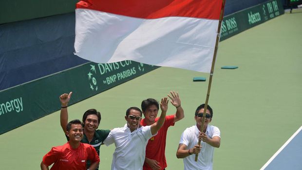 Indonesian tennis players (L to R) Sunu Wahyu Trijati, Christopher Rungkat, Bonit Wiryawan, Aditya Hari Sasongko and Elbert Sie wave the country's flag as they celebrate their victory over the Philippines in the final round of the men's doubles Davis Cup Asia-Oceania Zone group II tennis competition in Jakarta on September 16, 2012. Indonesia won 3-0.    AFP PHOTO / ADEK BERRY (Photo by ADEK BERRY / AFP)