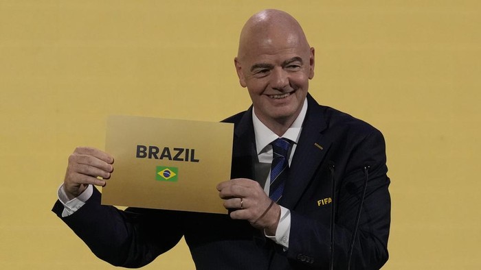 Brasil Terpilih Jadi Tuan Rumah Piala Dunia Wanita 2027 FIFA President Gianni Infantino announces that Brazil is chosen to host soccer's 2027 Women's World Cup at the FIFA Congress in Bangkok, Thailand, Friday, May 17, 2024.(AP Photo/Sakchai Lalit)