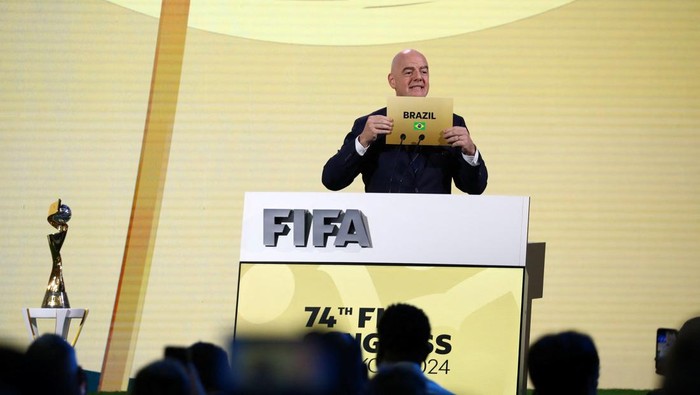 Brasil Terpilih Jadi Tuan Rumah Piala Dunia Wanita 2027 FIFA President Gianni Infantino unveils Brazil as the winner of the bid to host the Women's World Cup, during the 74th FIFA Congress at the Queen Sirikit National Convention Center in Bangkok, Thailand, May 17, 2024. REUTERS/Chalinee Thirasupa