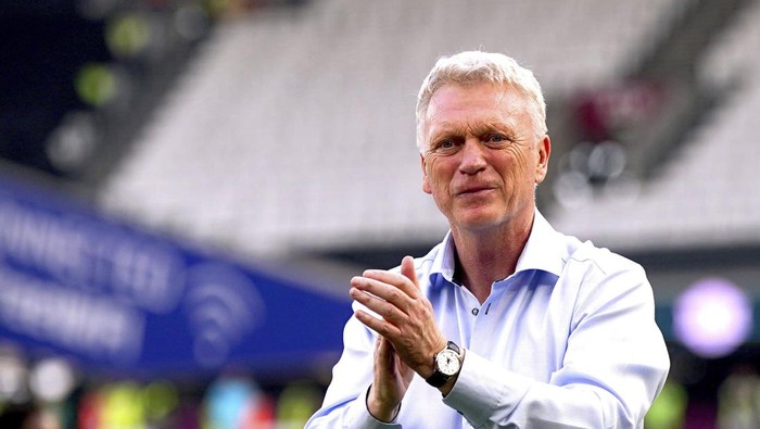West Ham United manager David Moyes applauds the fans at the end of the English Premier League soccer between West Ham United and Luton Town match at the London Stadium, London, Saturday May 11, 2024. (Victoria Jones/PA via AP)