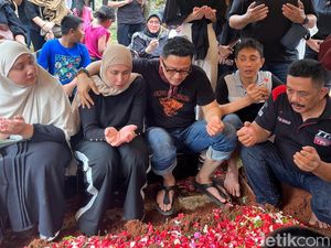 Penyesalan Deswita Maharani Saat Berduka Ayah Meninggal Dunia Penyesalan Deswita Maharani Saat Berduka Ayah Meninggal Dunia