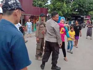Aksi Emak-emak Ngamuk-Tampar Polisi Berujung Diamankan Aksi Emak-emak Ngamuk-Tampar Polisi Berujung Diamankan