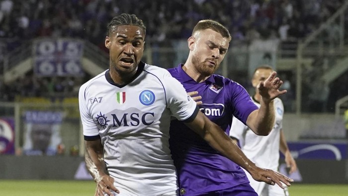 Fiorentinas Lucas Beltran, right, fights for the ball with Napolis Jens Cajuste during the Italian Serie A soccer match between Fiorentina and Napoli at the Artemio Franchi stadium in Florence, Italy, Friday, May 17, 2024. (Marco Bucco/LaPresse via AP)