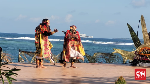 Gelaran World Water Forum ke-10 di Bali dibuka dengan prosesi pemujaan dengan gelaran tarian sakral sebelum ritual upacara Segara Kerthi di Pantai Surf Surf By The Wave, Kawasan Kura Kura Bali, Denpasar, Sabtu (18/5). Tarian tersebut di antaranya tari Topeng Panasar dan Sang Hyang Gelaran World Water Forum ke-10 Di Bali dibuka dengan prosesi pemujaan dengan gelaran tarian sakral sebelum ritual upacara Segara Kerthi di Pantai Surf Surf By The Wave, Kawasan Kura Kura Bali, Denpasar, Sabtu (18/5). Tarian tersebut di antaranya tari Topeng Panasar dan Sang Hyang Jaran.