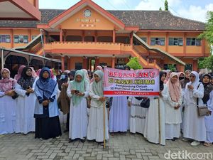 Ratusan Guru Jombang Protes Rekannya Jadi Tersangka Rusaknya Mata Anak Polisi Ratusan Guru Jombang Protes Rekannya Jadi Tersangka Rusaknya Mata Anak Polisi