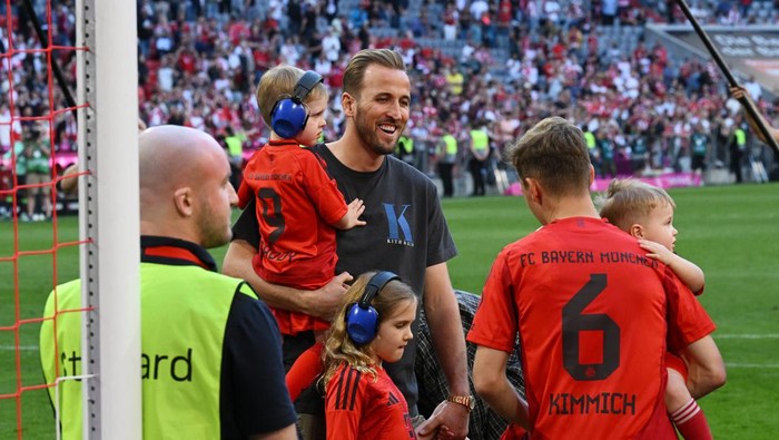 Soccer Football - Bundesliga - Bayern Munich v VfL Wolfsburg - Allianz Arena, Munich, Germany - May 12, 2024 Bayern Munichs Harry Kane and Joshua Kimmich celebrate with their children on the pitch after the match REUTERS/Angelika Warmuth DFL REGULATIONS PROHIBIT ANY USE OF PHOTOGRAPHS AS IMAGE SEQUENCES AND/OR QUASI-VIDEO.