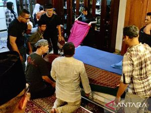 Jenazah Salim Said Disemayamkan di Rumah Duka di Kompleks PWI Jaktim Jenazah Salim Said Disemayamkan di Rumah Duka di Kompleks PWI Jaktim
