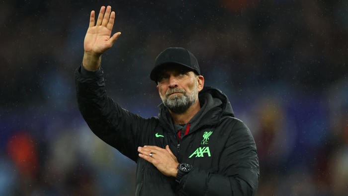 Soccer Football - Premier League - Aston Villa v Liverpool - Villa Park, Birmingham, Britain - May 13, 2024  Liverpool manager Juergen Klopp acknowledges the fans after the match Action Images via Reuters/Andrew Boyers EDITORIAL USE ONLY. NO USE WITH UNAUTHORIZED AUDIO, VIDEO, DATA, FIXTURE LISTS, CLUB/LEAGUE LOGOS OR LIVE SERVICES. ONLINE IN-MATCH USE LIMITED TO 120 IMAGES, NO VIDEO EMULATION. NO USE IN BETTING, GAMES OR SINGLE CLUB/LEAGUE/PLAYER PUBLICATIONS. PLEASE CONTACT YOUR ACCOUNT REPRESENTATIVE FOR FURTHER DETAILS..