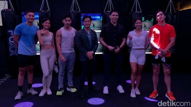 Karenina Sunny di gym olahraga rumah.