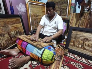 Kreatif! Limbah Pelepah Pisang Diubah Jadi Karya Seni Bernilai Ekonomi