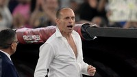 Di tengah luapan amarah Allegri, sejumlah kancing di kemejanya pun sampai terbuka. Foto: REUTERS/Daniele Mascolo